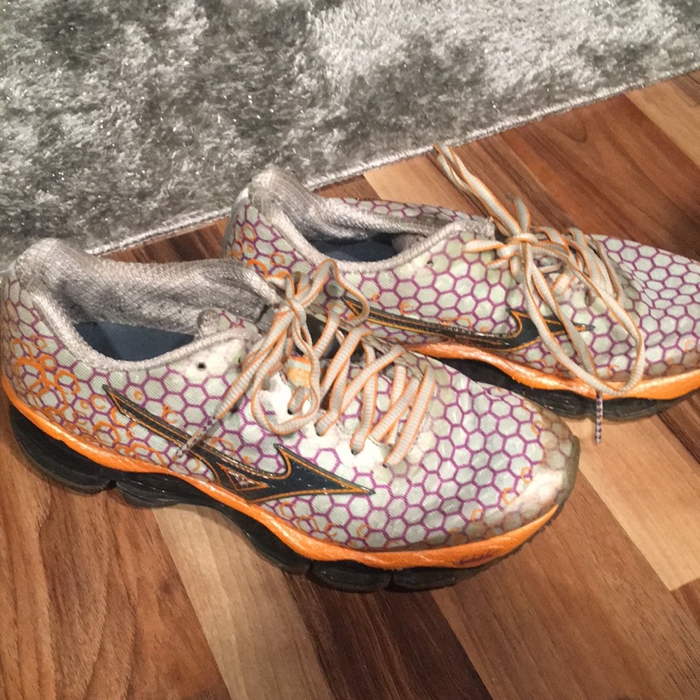 U4ic sneakers size 8 women’s